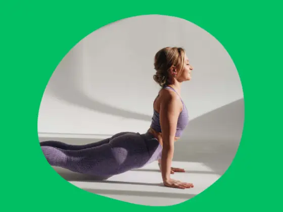 Vinyasa được tăng cường sức mạnh: Dòng Yoga trung cấp